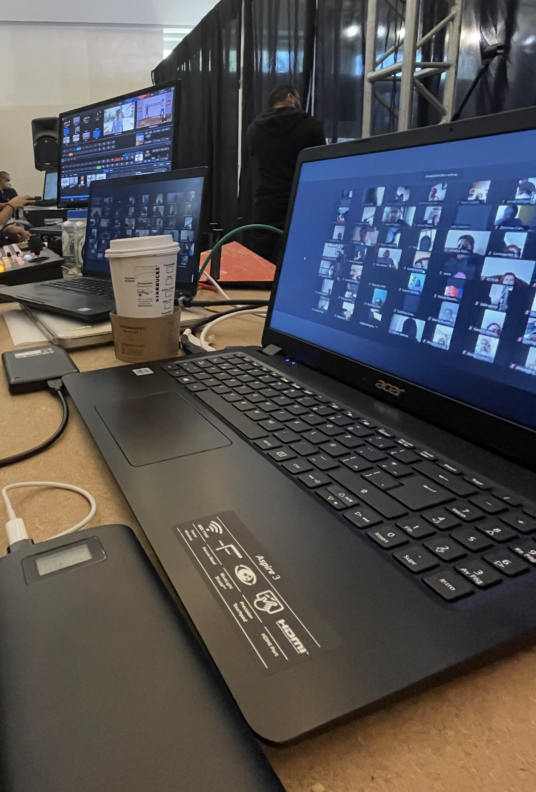 Operación híbrida con laptops y pantallas